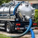 Camion hydrocureur DCPRO91 pompant une fosse septique en Essonne