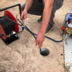 Technicien DCPRO91 réalisant un débouchage haute pression en Essonne