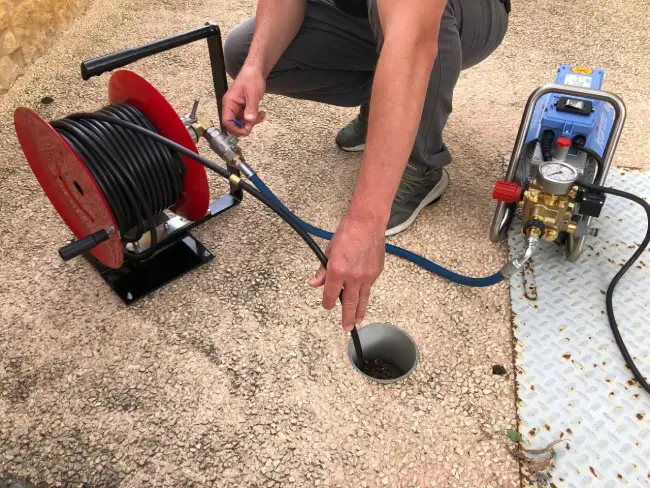 Technicien DCPRO91 réalisant un débouchage haute pression en Essonne