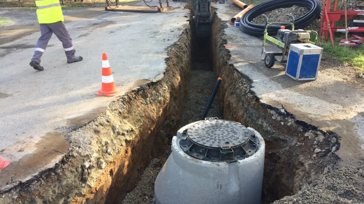 Pose de canalisations réseau EU et EP séparatif en tranchée ouverte lors de travaux d'assainissement en Essonne