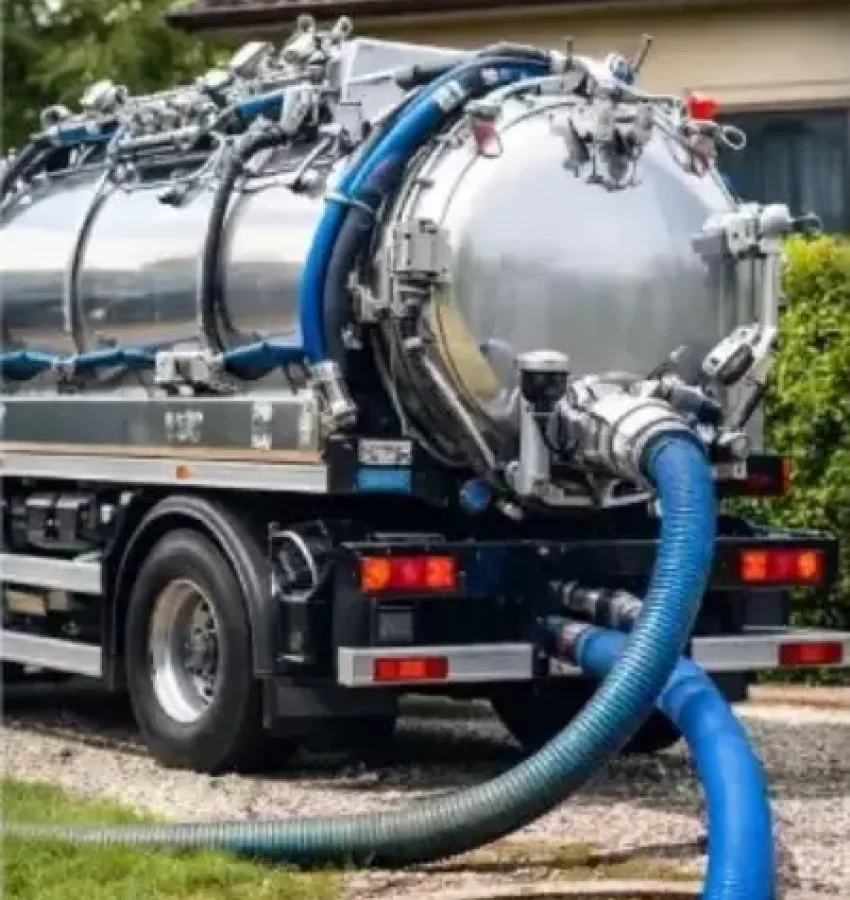 Camion hydrocureur DCPRO91 pompant une fosse septique en Essonne