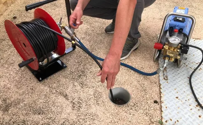 Technicien DCPRO91 réalisant un débouchage haute pression en Essonne